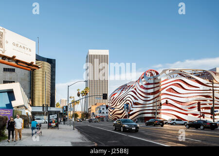 Kontextbezogene Außenansicht, Blick nach Osten am Wilshire Boulevard. Petersen Automotive Museum, Los Angeles, Vereinigte Staaten von Amerika. Architekt: Kohn Pedersen Fox Asso Stockfoto