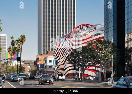 Kontextbezogene Außenansicht, Blick nach Osten am Wilshire Boulevard. Petersen Automotive Museum, Los Angeles, Vereinigte Staaten von Amerika. Architekt: Kohn Pedersen Fox Asso Stockfoto