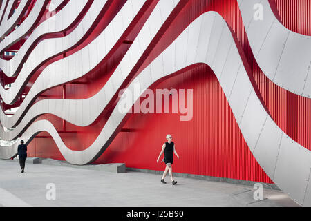 Detail der Stahl Bändern vor rot lackierten vorgehängte. Petersen Automotive Museum, Los Angeles, Vereinigte Staaten von Amerika. Architekt: Kohn Pedersen Fox Assoc Stockfoto