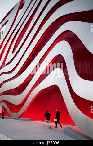 Detail des Stahls Bänder vor beleuchteten vorgehängte in der Abenddämmerung. Petersen Automotive Museum, Los Angeles, Vereinigte Staaten von Amerika. Architekt: Kohn Pedersen Fox Stockfoto