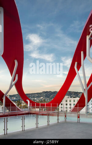 Blick von der Dachterrasse Veranstaltungsfläche. Petersen Automotive Museum, Los Angeles, Vereinigte Staaten von Amerika. Architekt: Kohn Pedersen Fox Associates (KPF), 2015. Stockfoto