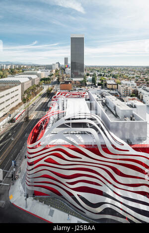 Erhöhte Blick nach Osten. Petersen Automotive Museum, Los Angeles, United States. Architekt: Kohn Pedersen Fox Associates (KPF), 2015. Stockfoto