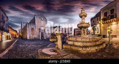 Italien, Sizilien, Taormina, Piazza Duomo, Brunnen, Dom, Kathedrale Stockfoto