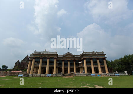 Der zweistöckige Puthia Palast, der die wichtigsten Struktur im Bereich auf der Nordseite ist. Dieser Palast wurde von Rani Hemanta Kumari gebaut. Stockfoto