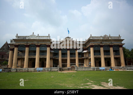 Der zweistöckige Puthia Palast, der die wichtigsten Struktur im Bereich auf der Nordseite ist. Dieser Palast wurde von Rani Hemanta Kumari gebaut. Stockfoto