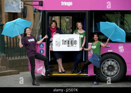 Helfen Sie Rachael Cowie (links), Elizabeth Burchill (zweiter von rechts) und Navida Galbraith (rechts) aus dem Edinburgh Festival Fringe Society mit Schrank-Sekretärin für Kultur, Tourismus und externe Angelegenheiten Fiona Hyslop (zweiter von links), den konstituierenden Fringe Welttag in Edinburgh zu starten. Stockfoto