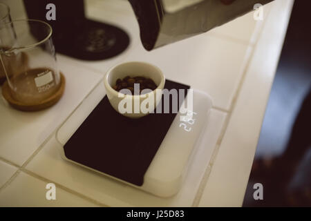 Kaffee Bohnen auf Waage in Coffee-shop Stockfoto