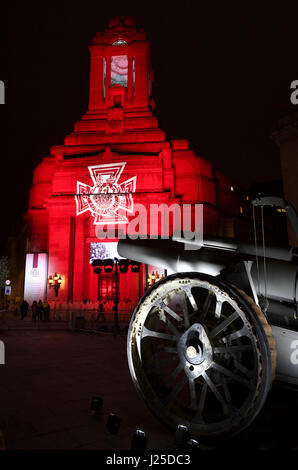 64 lebensgroßen Figuren repräsentieren die 64 Freimaurer, die im ersten Weltkrieg das Victoria-Kreuz ausgezeichnet wurden, sind außerhalb Freemasons' Hall im Zentrum von London in ihrem Gedächtnis angezeigt. Stockfoto