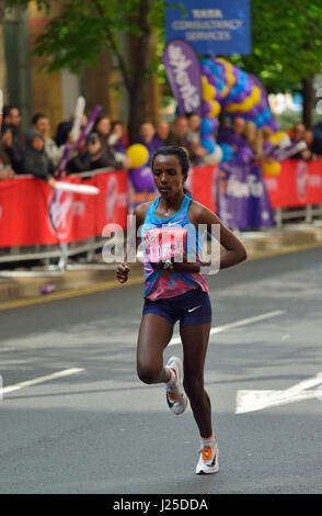 Tirunesh Dibaba, äthiopische Elite Frauen Wettbewerber, 2017 Virgin Geld London Marathon, London, Vereinigtes Königreich Stockfoto