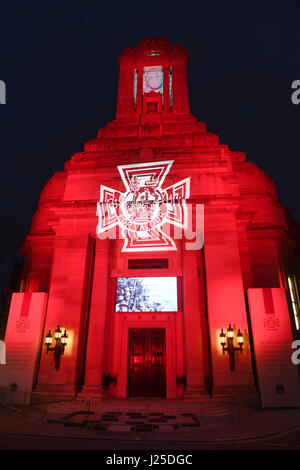 64 lebensgroßen Figuren repräsentieren die 64 Freimaurer, die im ersten Weltkrieg das Victoria-Kreuz ausgezeichnet wurden, sind außerhalb Freemasons' Hall im Zentrum von London in ihrem Gedächtnis angezeigt. Stockfoto