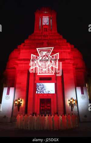 64 lebensgroßen Figuren repräsentieren die 64 Freimaurer, die im ersten Weltkrieg das Victoria-Kreuz ausgezeichnet wurden, sind außerhalb Freemasons' Hall im Zentrum von London in ihrem Gedächtnis angezeigt. Stockfoto