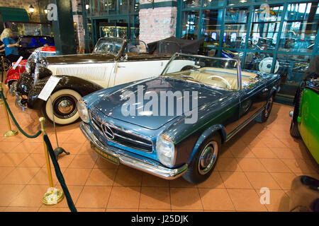 ISTANBUL, Türkei - 16. April 2017: Ansicht der farbigen Vintage nostalgische Autos ausgestellt. Rahmi Koc ist eine berühmte Automuseum. Stockfoto