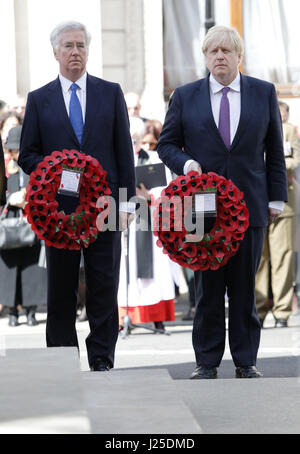 Defence Secretary Sir Michael Fallon (links) und Außenminister Boris Johnson bereiten legen Kränze am Cenotaph in London während der Anzac Day Gedenkfeiern zum Jahrestag der ersten großen militärischen Aktion von australischen gekämpft und Neuseeland Kräfte während des ersten Weltkrieges. Stockfoto