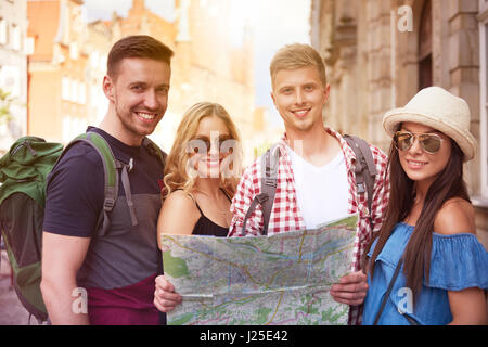 Porträt von Freunden mit Papierkarte Stockfoto