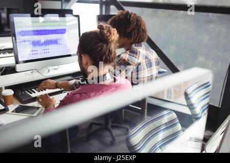 Rückansicht der beiden Toningenieure arbeiten zusammen im studio Stockfoto