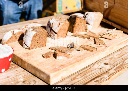 Verschiedene Arten von neu Steinofen gebackene Brote von Sauerteig Brot schneiden zur Verkostung. Stockfoto