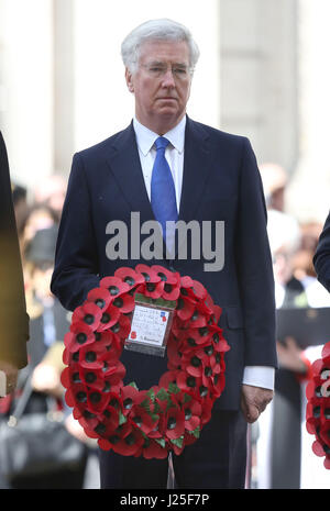 Defence Secretary Sir Michael Fallon bereitet Kränze am Cenotaph in London während der Anzac Day Gedenkfeiern zum Jahrestag der ersten großen Militäraktion von australischen und neuseeländischen Truppen während des ersten Weltkrieges kämpfte zu legen. Stockfoto