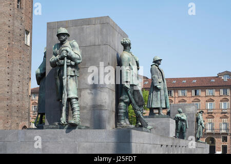 Faschistischen Denkmal Emanuele Filiberto Duca d ' Aosta, Piazza Castello, Turin, Italien. 1933-35, mit heroischen Bronzefiguren italienischer Soldaten errichtet Stockfoto
