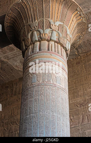 Spalte in der alten ägyptischen Tempel des Khnum in esna mit hieroglyphischen Schnitzereien Stockfoto