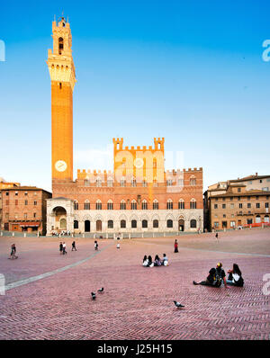 Schöne Aussicht auf die berühmte Piazza del Campo in Siena bei Sonnenuntergang, Toskana, Italien Stockfoto