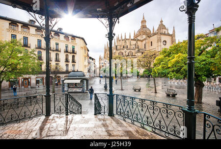 Plaza Mayor mit Catedral de Santa Maria de Segovia im Hintergrund in der historischen Stadt Segovia in Castilla y Leon, Spanien Stockfoto