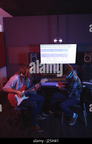 Männlichen Audio-Ingenieure arbeiten zusammen im Tonstudio Stockfoto