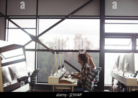 Zwei Toningenieure arbeiten zusammen im studio Stockfoto
