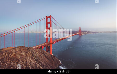 Klassische Panorama der berühmten Golden Gate Bridge gesehen aus Sicht der Batterie Spencer in schönen Beitrag Sonnenuntergang Dämmerung während der blauen Stunde in der Abenddämmerung Stockfoto