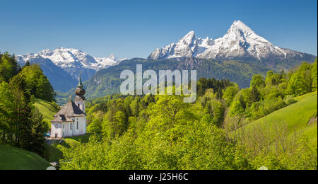 Idyllische Bergwelt der Alpen mit Wallfahrt Kirche von Maria Gern und berühmte Watzmann-Gipfel im Hintergrund an einem sonnigen Tag im Sommer Stockfoto