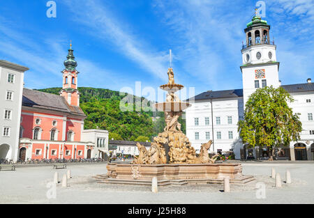 Schöne Aussicht auf Residenzplatz mit berühmten Residenzbrunnen in Salzburg, Salzburger Land, Österreich Stockfoto