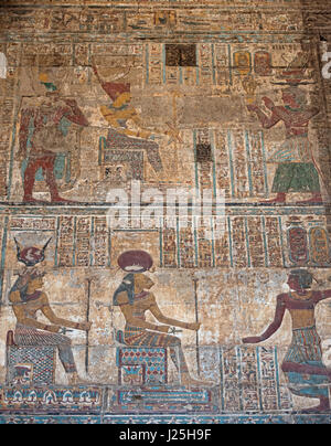 Hieroglypic bunte Carving Gemälde an der Wand an der alten ägyptischen Tempel des Khnum in esna mit Gott sachmet Stockfoto