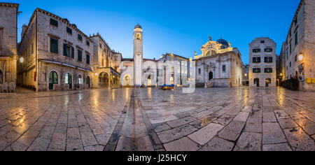 DUBROVNIK, Kroatien - 1. Juli 2014: Panorama der Luza Square und Sponza-Palast in Dubrovnik. Im Jahr 1979 trat die Stadt Dubrovnik die UNESCO-Liste Wehs Stockfoto