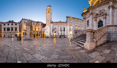 DUBROVNIK, Kroatien - 1. Juli 2014: Panorama der Luza Square und Sponza-Palast in Dubrovnik. Im Jahr 1979 trat die Stadt Dubrovnik die UNESCO-Liste Wehs Stockfoto