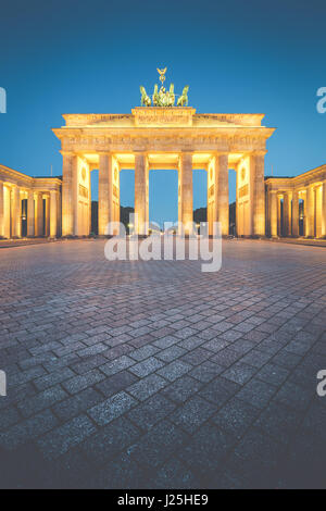 Klassische vertikale Ansicht des Brandenburger Tors, Deutschlands berühmteste Wahrzeichen und ein nationales Symbol, in Post Sonnenuntergang Dämmerung während der blauen Stunde, Berlin Stockfoto