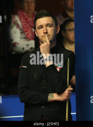 Kyren Wilson in Aktion gegen John Higgins am Tag elf der Betfred Snooker-WM am Crucible Theatre in Sheffield. Stockfoto
