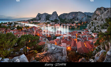 Luftbild der Altstadt von Omis und Fluss Cetina Schlucht, Dalmatien, Kroatien Stockfoto