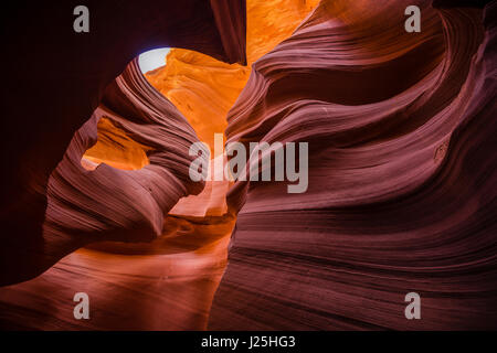 Schöne Weitwinkelaufnahme des erstaunlichen Sandstein-Formationen im berühmten Antelope Canyon an einem sonnigen Tag mit blauem Himmel in der Nähe der alten Stadt Seite, Arizona Stockfoto