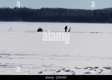 Check-Out eine einsame Schneemann mitten in einem zugefrorenen See. Stockfoto