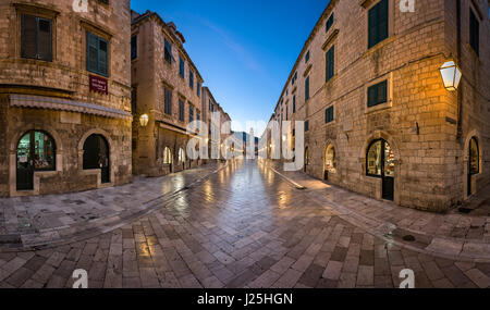 DUBROVNIK, Kroatien - 2. Juli 2014: Panorama Straße Stradun in Dubrovnik. Im Jahr 1979 trat die Stadt Dubrovnik die UNESCO-Liste der World Heritage Si Stockfoto