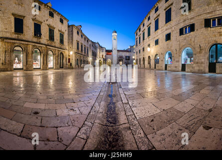 DUBROVNIK, Kroatien - 1. Juli 2014: Panorama der Stradun Street und Luza Square in Dubrovnik. Im Jahr 1979 trat die Stadt Dubrovnik die UNESCO-Liste des W Stockfoto