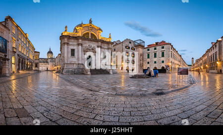 DUBROVNIK, Kroatien - 1. Juli 2014: Panorama der Luza-Platz und die Kirche von Saint-Blaise in Dubrovnik. Im Jahr 1979 trat die Stadt Dubrovnik die UNESCO-Liste Stockfoto