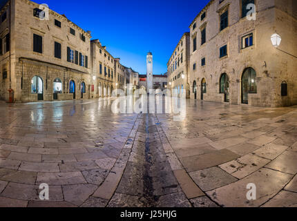 DUBROVNIK, Kroatien - 1. Juli 2014: Panorama der Stradun Street und Luza Square in Dubrovnik. Im Jahr 1979 trat die Stadt Dubrovnik die UNESCO-Liste des W Stockfoto