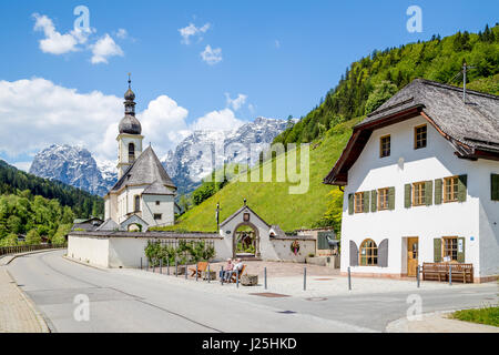 Panoramablick auf idyllischen Bergdorf Ramsau mit berühmten Pfarrei Kirche St. Sebastian in den Bayerischen Alpen im Frühling, Nationalpark Berchtes Stockfoto