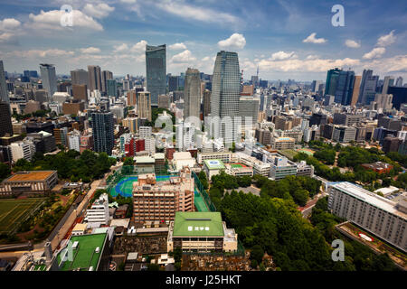 TOKYO, JAPAN - Juni 10: Blick auf moderne Wolkenkratzer im Stadtteil Roppongi in Minato, Tokio am 10. Juni 2015. Dieses Viertel ist bekannt als die Stadt m Stockfoto