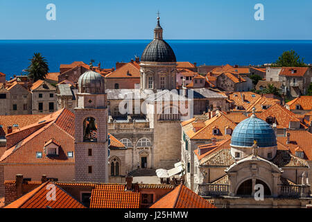 Luftaufnahme der Luza Square, Kirche von Saint-Blaise und Himmelfahrts-Kathedrale von der Stadtmauer, Dubrovnik, Kroatien Stockfoto