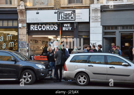 Menschen außerhalb Flashback Records auf Record Store Day 2017. (Shoreditch, London, UK. 22. April 2017. Bildnachweis: Robert Smith/Alamy) Stockfoto