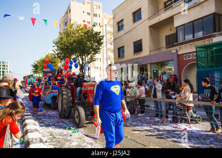 LIMASSOL, Zypern - 26 Februar: Grand Carnival Parade - ein nicht identifizierten Personen aller Altersgruppen, Geschlecht und Nationalität in den bunten Kostümen während der Straßenkarneval, 26. Februar 2017 in Limassol Stockfoto