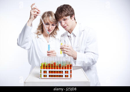 Ein Schuss von einem männlichen und weiblichen kaukasischen Wissenschaftler Stockfoto