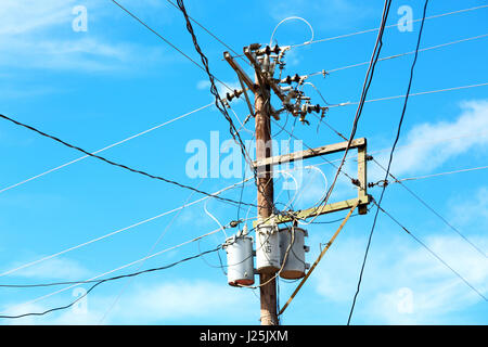 Bewegungsunschärfe in Philippinen elektrische Pole mit Transformator und verdrahten Sie den bewölkten Himmel Stockfoto