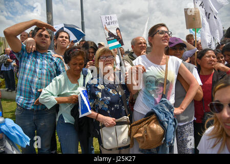 Buenos Aires, Argentinien. 31. Oktober 2016. Menschen versammeln sich in der Nähe von Comodoro Py Gerichtsgebäude in Buenos Aires während Ex-Präsident von Argentinien Cristina Fernandez de Kirchner Beweise im Zusammenhang mit der Untersuchung der Korruption. Stockfoto